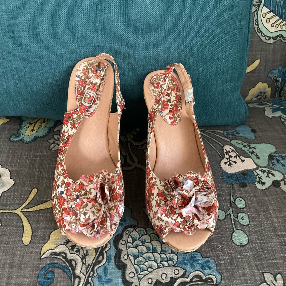 Top Mode size 10 wedges, but fit like a 9.5.